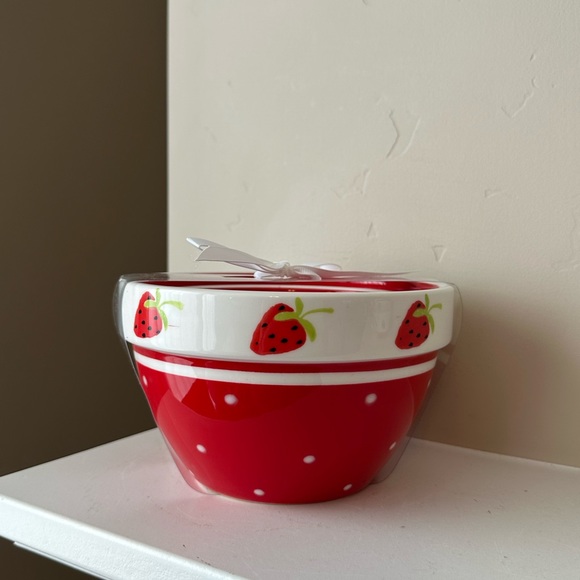 Terramoto Strawberry Nesting Bowl Set of 3 Summertime fruit bowls - Picture 2 of 4